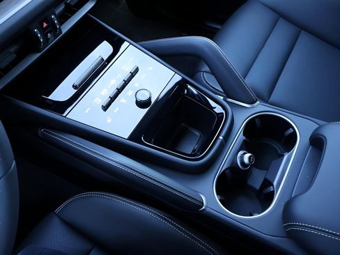 Certified 2025 Porsche Cayenne AWD/4WD image 24