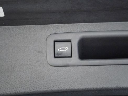 Used 2022 Toyota Highlander LE AWD/4WD image 10