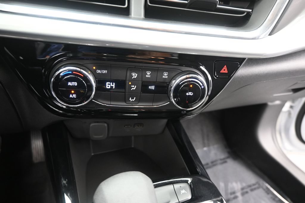 Used 2025 Chevrolet Trax LT FWD image 14