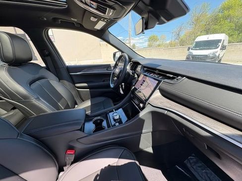 New 2025 Jeep Grand Cherokee Limited w/ Black Appearance Package image 34