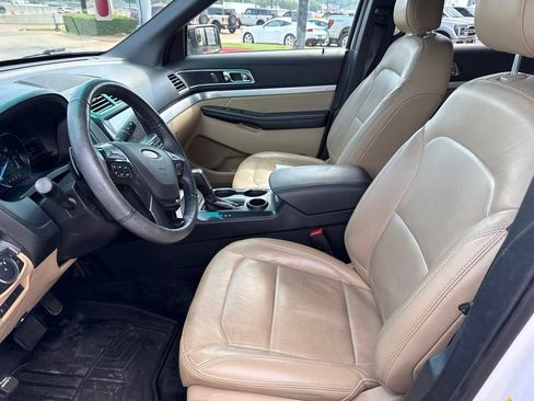 Used 2017 Ford Explorer XLT w/ Equipment Group 202A FWD image 9