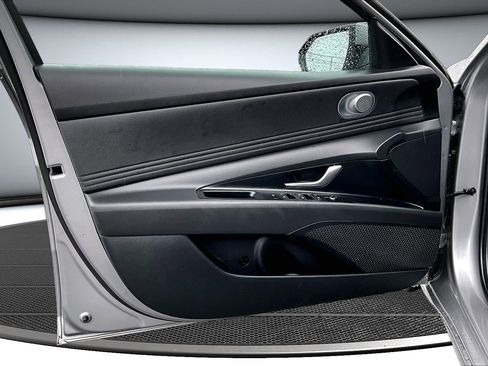 Used 2025 Hyundai Elantra SEL image 19