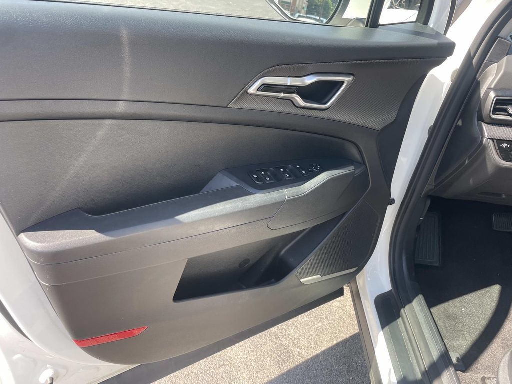 Used 2025 Kia Sportage LX AWD/4WD image 17