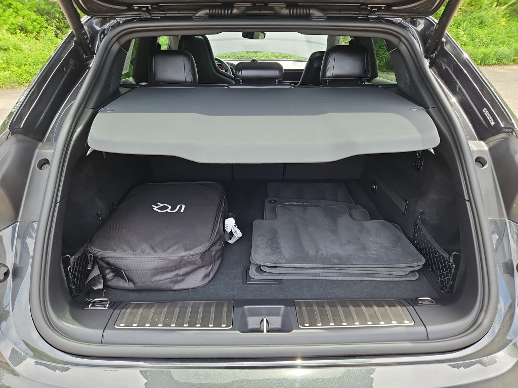 Certified 2025 Porsche Macan 4S Electric AWD/4WD image 38