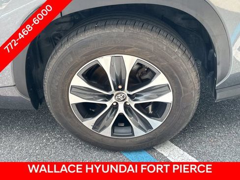 Used 2020 Toyota Highlander XLE FWD image 14