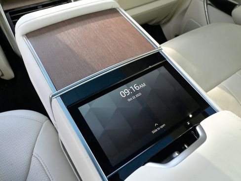 Used 2023 Land Rover Range Rover Autobiography image 40