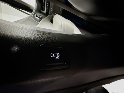 Used 2023 Kia Carnival LX FWD image 41
