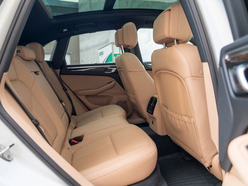 Used 2025 Porsche Macan image 24