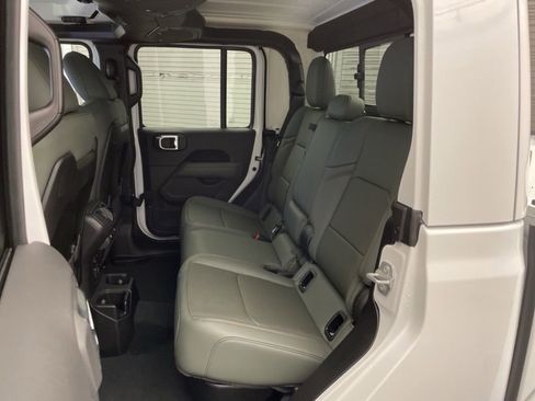 New 2025 Jeep Gladiator Mojave w/ Convenience Group image 16