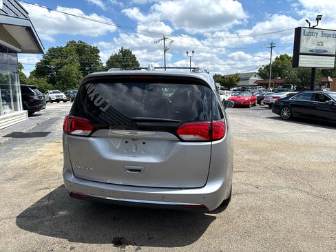 Used 2018 Chrysler Pacifica Touring-L Plus w/ Tire & Wheel Group image 7