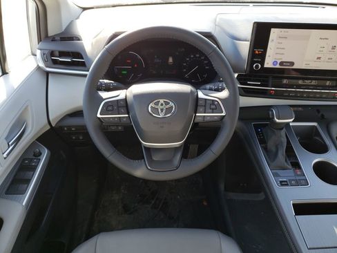 Used 2025 Toyota Sienna XLE image 13