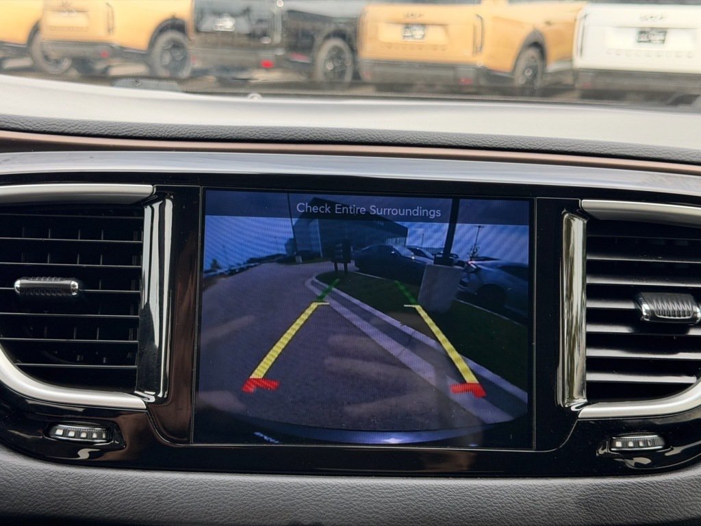 Used 2017 Chrysler Pacifica Touring FWD image 17