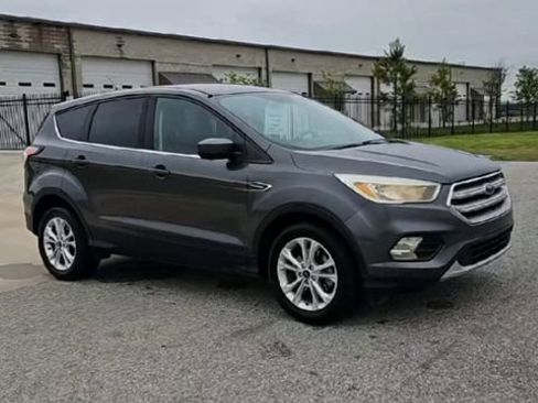 Used 2017 Ford Escape SE FWD image 2