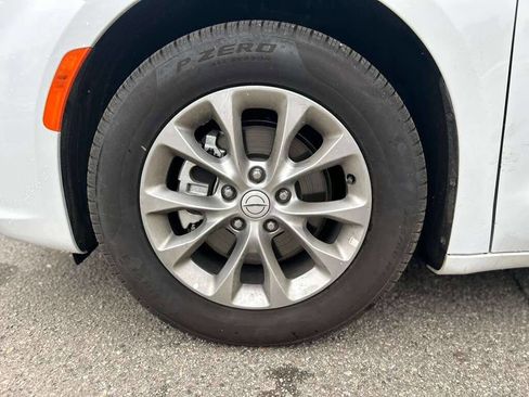 Used 2026 Chrysler Pacifica Limited image 9