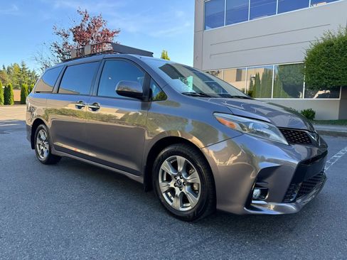 Used 2019 Toyota Sienna SE w/ SE Preferred Package AWD/4WD image 1