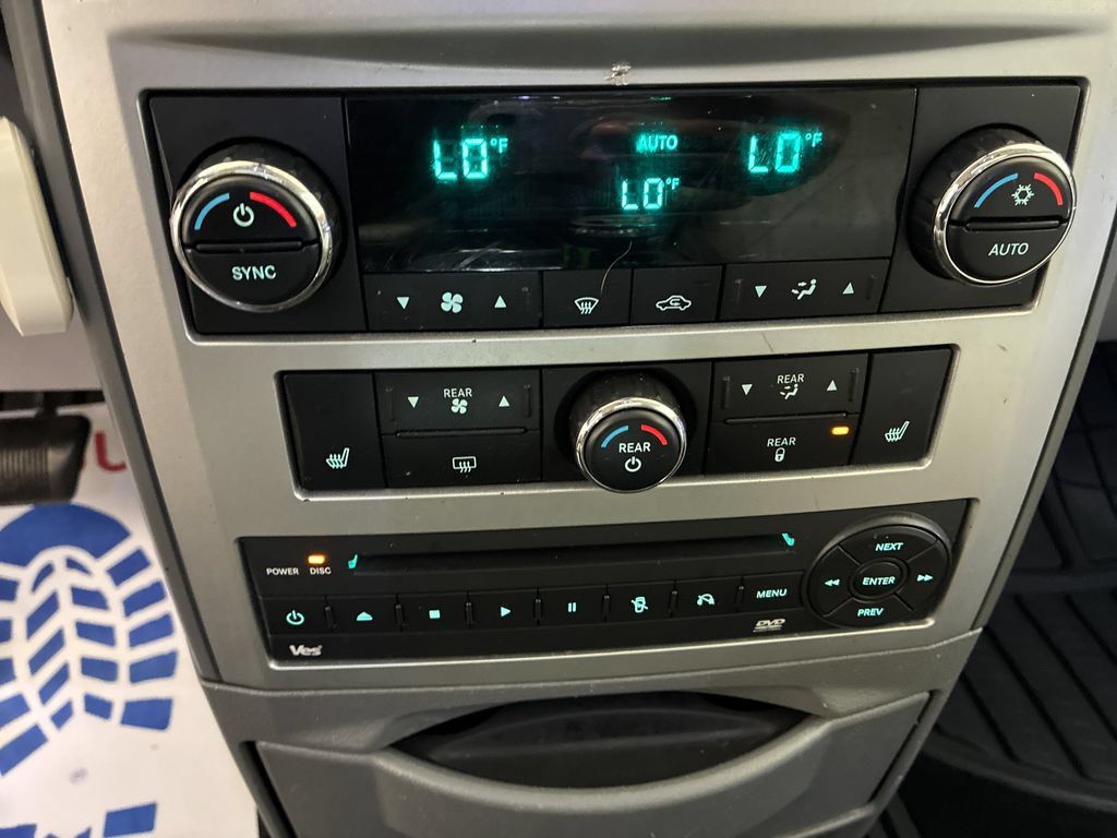 Used 2010 Chrysler Town & Country Limited w/ Entertainment Group #3 FWD image 17