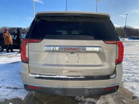 Used 2022 GMC Yukon XL SLT w/ SLT Premium Package image 4