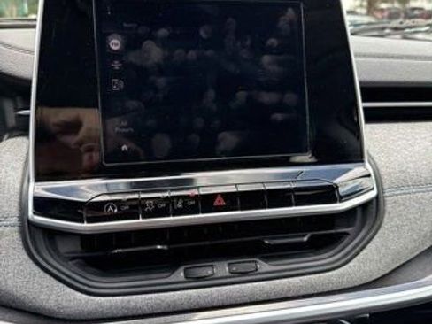 Used 2022 Jeep Compass Latitude FWD image 9