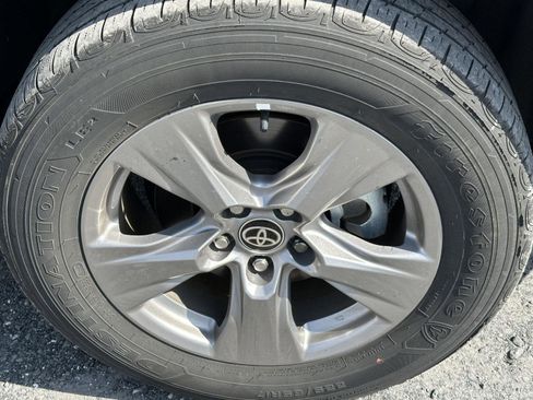 Used 2024 Toyota RAV4 XLE w/ Convenience Package image 10