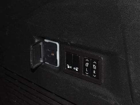 Used 2023 GMC Yukon XL SLT image 40