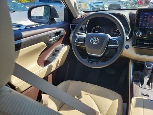Used 2020 Toyota Highlander Limited image 22