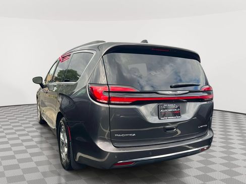 Used 2023 Chrysler Pacifica Limited FWD image 4