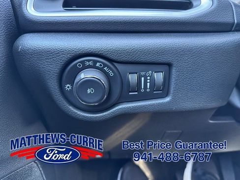 Used 2025 Chrysler Pacifica Select FWD image 26