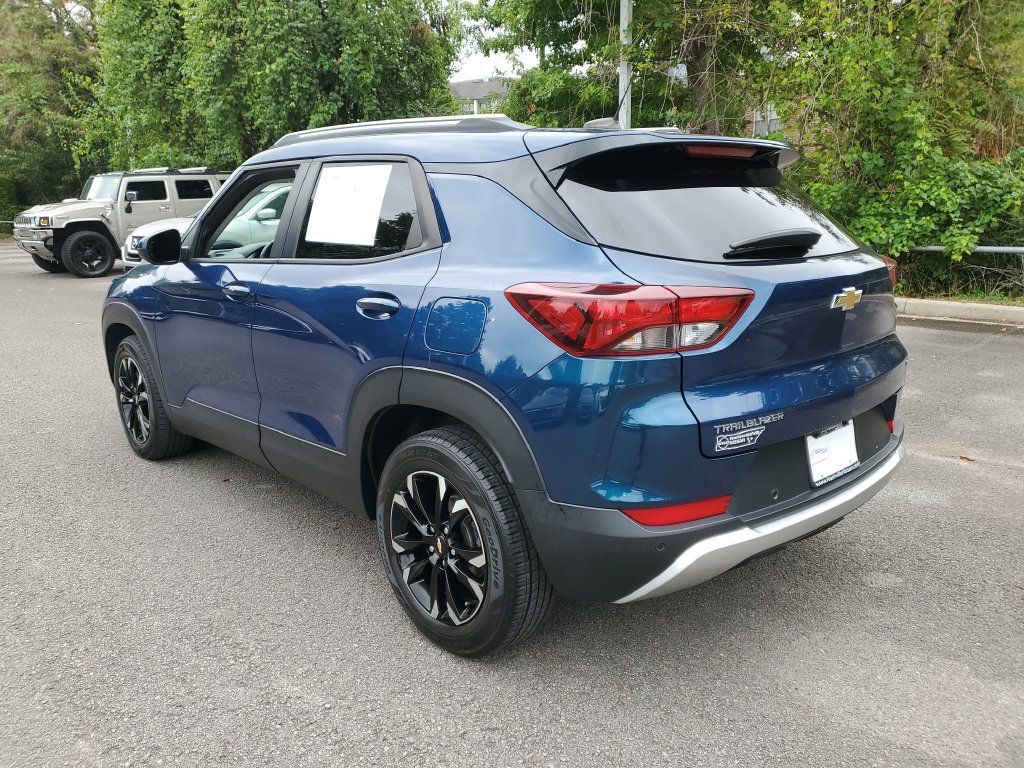 Used 2021 Chevrolet TrailBlazer LT w/ Premium Seating Package FWD image 3