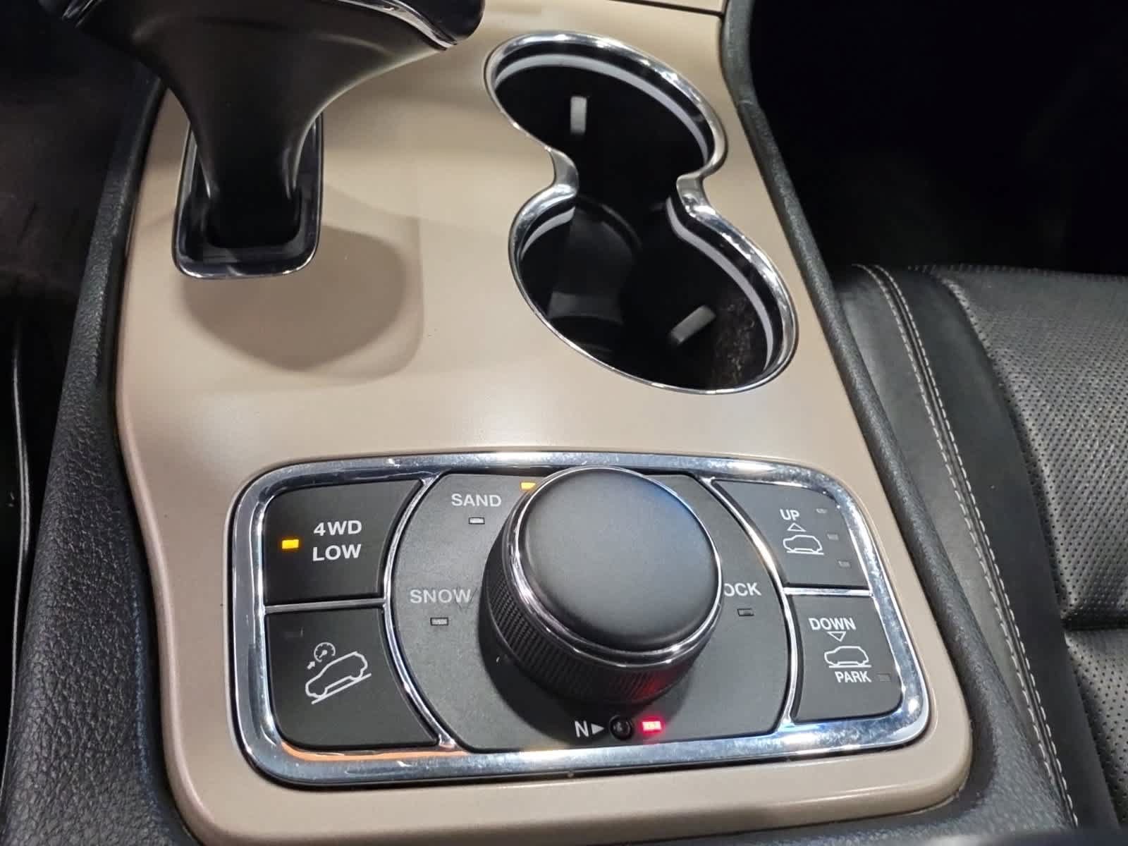 Used 2015 Jeep Grand Cherokee Overland w/ Advanced Technology Group AWD/4WD image 22