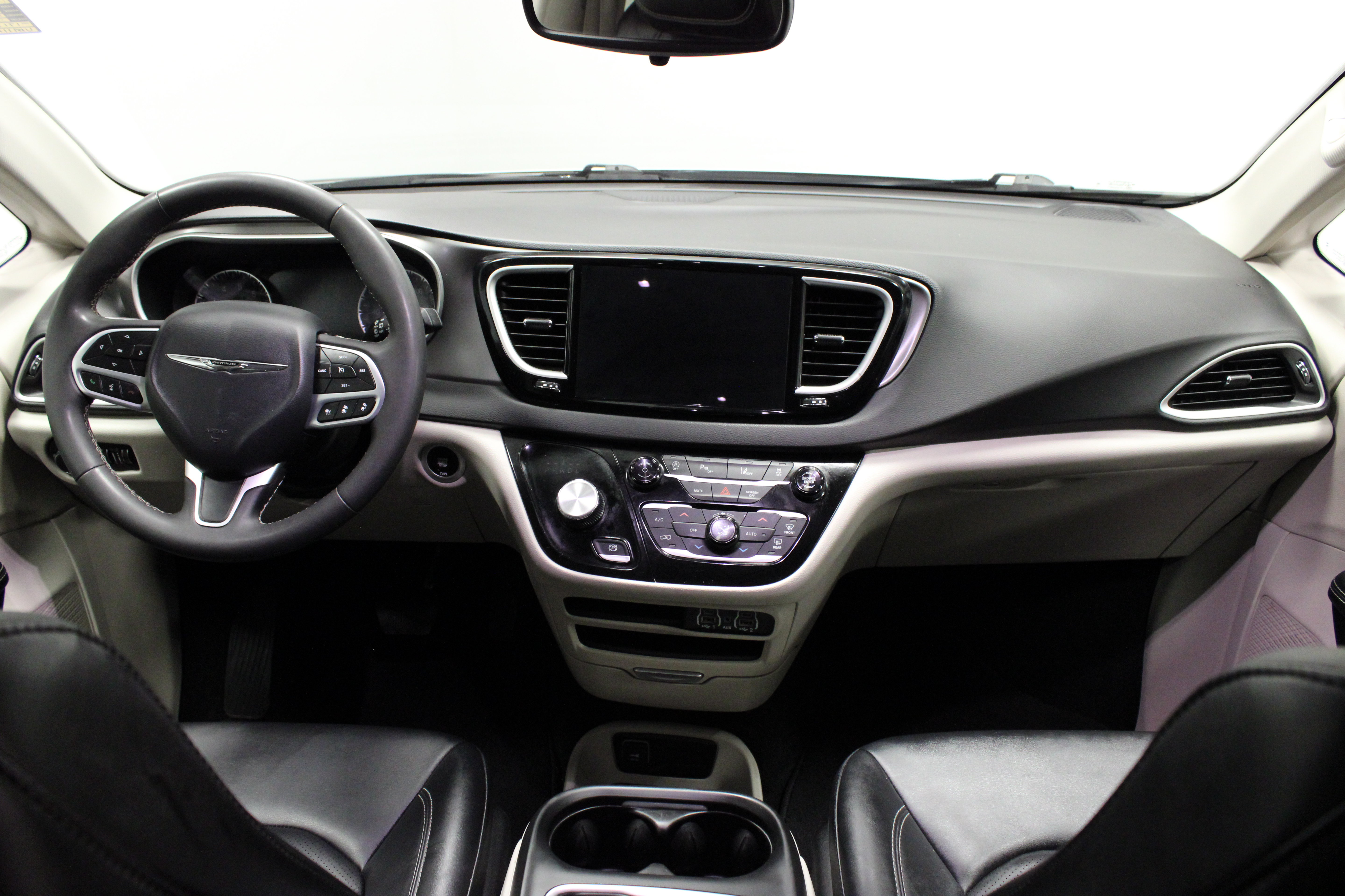 Used 2024 Chrysler Pacifica Touring-L FWD image 19