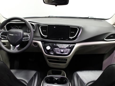 Used 2024 Chrysler Pacifica Touring-L FWD image 19
