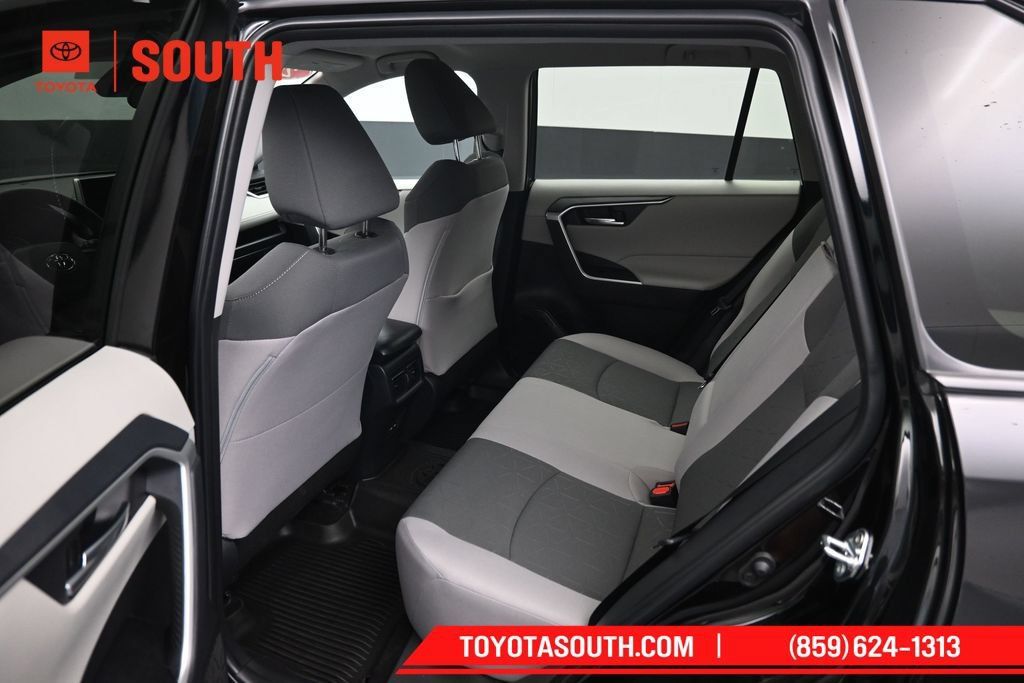 Used 2025 Toyota RAV4 XLE AWD/4WD image 10