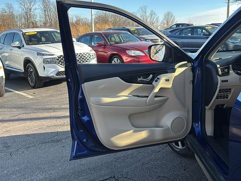 Used 2018 Nissan Rogue SL w/ Premium Package image 11