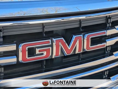 Used 2023 GMC Acadia SLE image 9