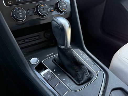 Used 2018 Volkswagen Tiguan SE image 16