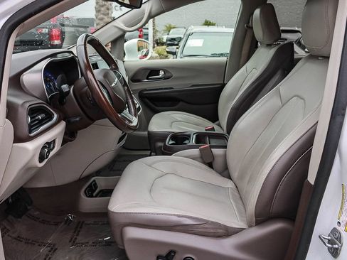 Used 2018 Chrysler Pacifica Touring-L w/ Tire & Wheel Group FWD image 17
