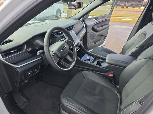 New 2025 Jeep Grand Cherokee Altitude image 16