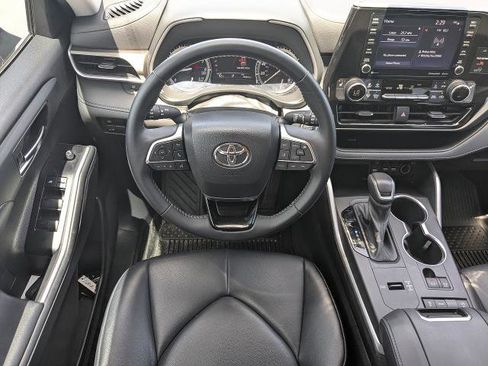 Used 2021 Toyota Highlander XLE FWD image 18