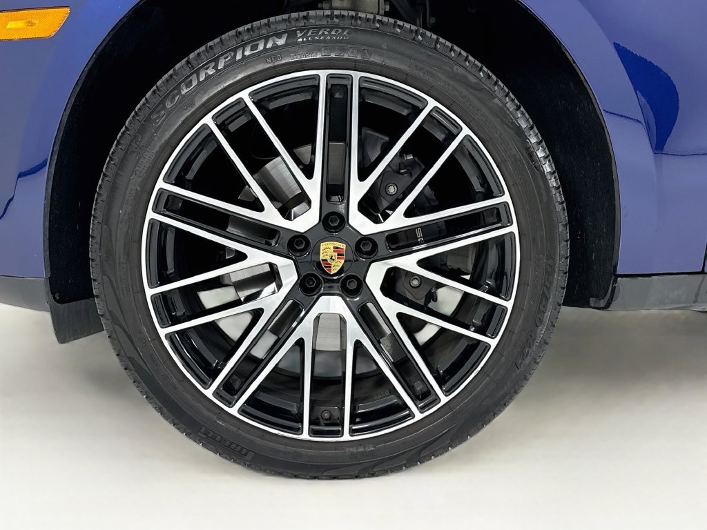 Certified 2025 Porsche Macan AWD/4WD image 32