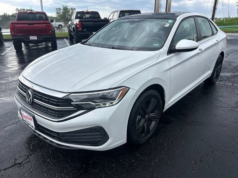 Used 2024 Volkswagen Jetta SE w/ Panoramic Sunroof Package FWD image 9