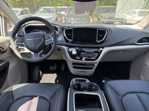 Used 2024 Chrysler Pacifica Touring-L image 9