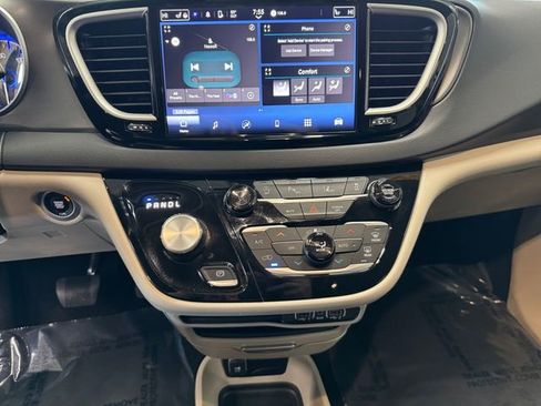 Used 2024 Chrysler Pacifica Touring-L FWD image 5