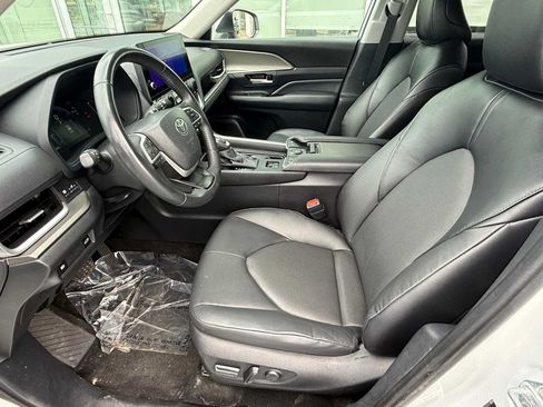 Used 2024 Toyota Grand Highlander AWD image 13