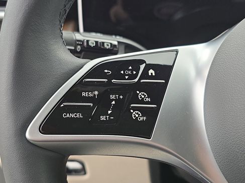 Used 2025 Mercedes-Benz GLC 300 image 17