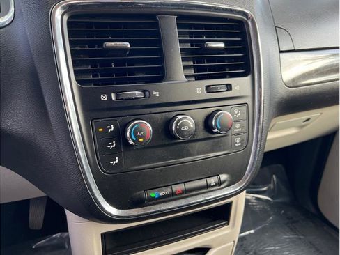 Used 2016 Dodge Grand Caravan American Value Package w/ UConnect Hands-Free Group image 9