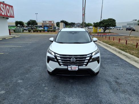 Used 2024 Nissan Rogue SV FWD image 8