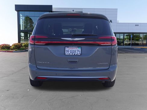 Used 2023 Chrysler Pacifica Limited FWD image 4