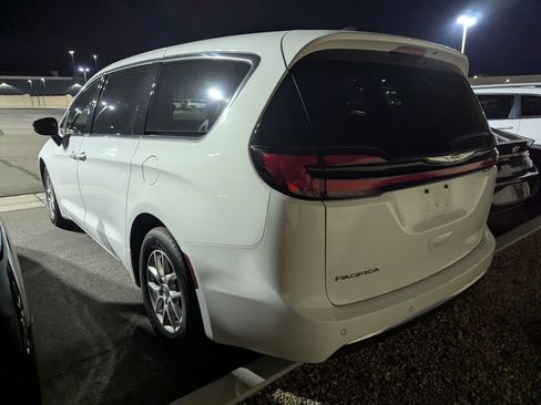 Used 2025 Chrysler Pacifica Select FWD image 6