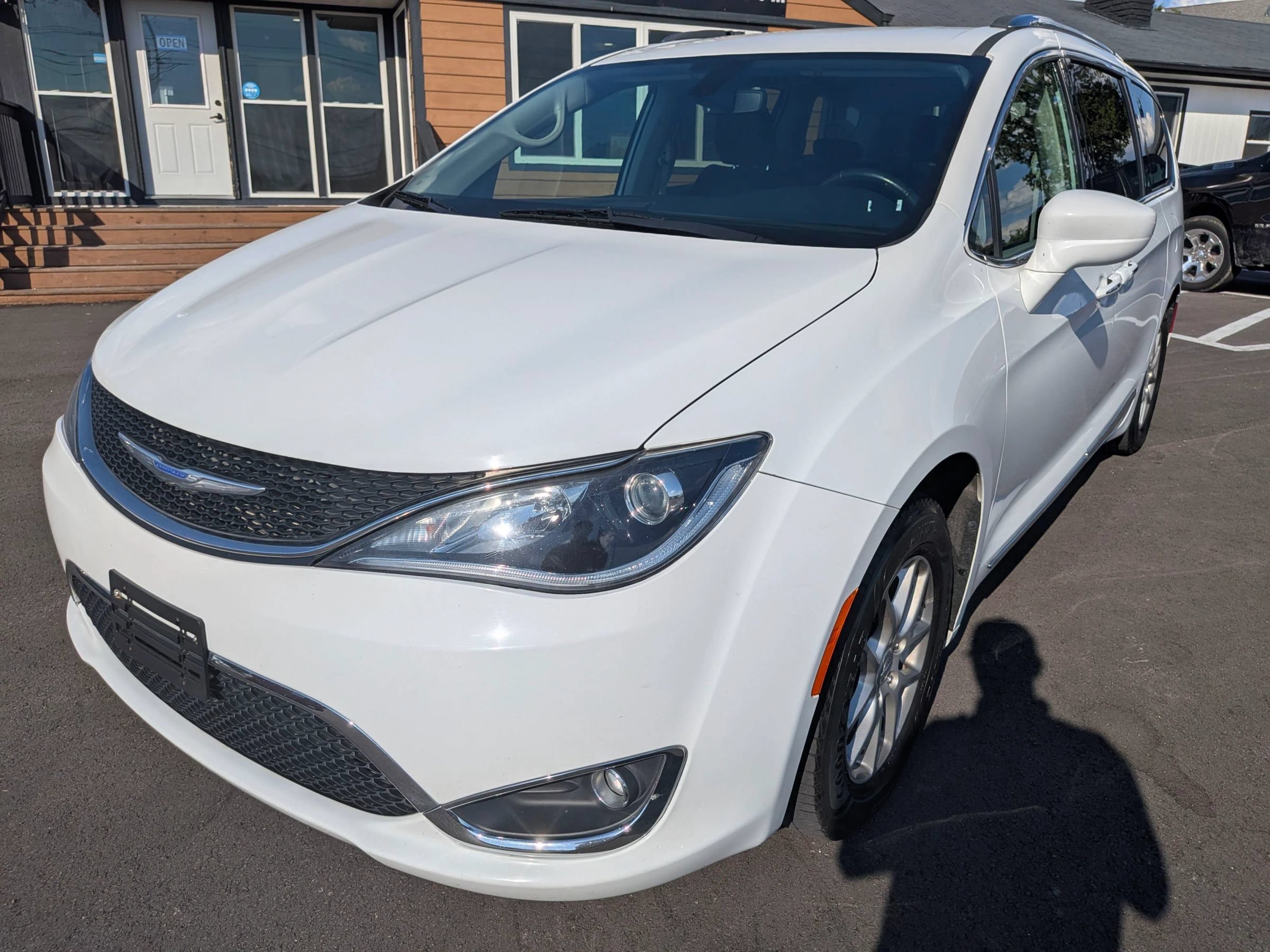 Used 2020 Chrysler Pacifica Touring-L FWD image 2