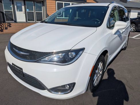 Used 2020 Chrysler Pacifica Touring-L FWD image 2